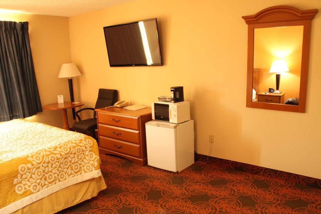 Days Inn By Wyndham Black River Falls - Access To Atv Trail Екстер'єр фото