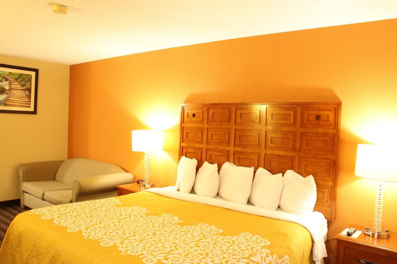 Days Inn By Wyndham Black River Falls - Access To Atv Trail Екстер'єр фото