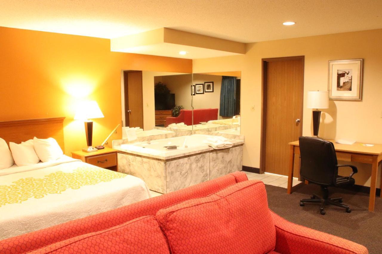 Days Inn By Wyndham Black River Falls - Access To Atv Trail Екстер'єр фото