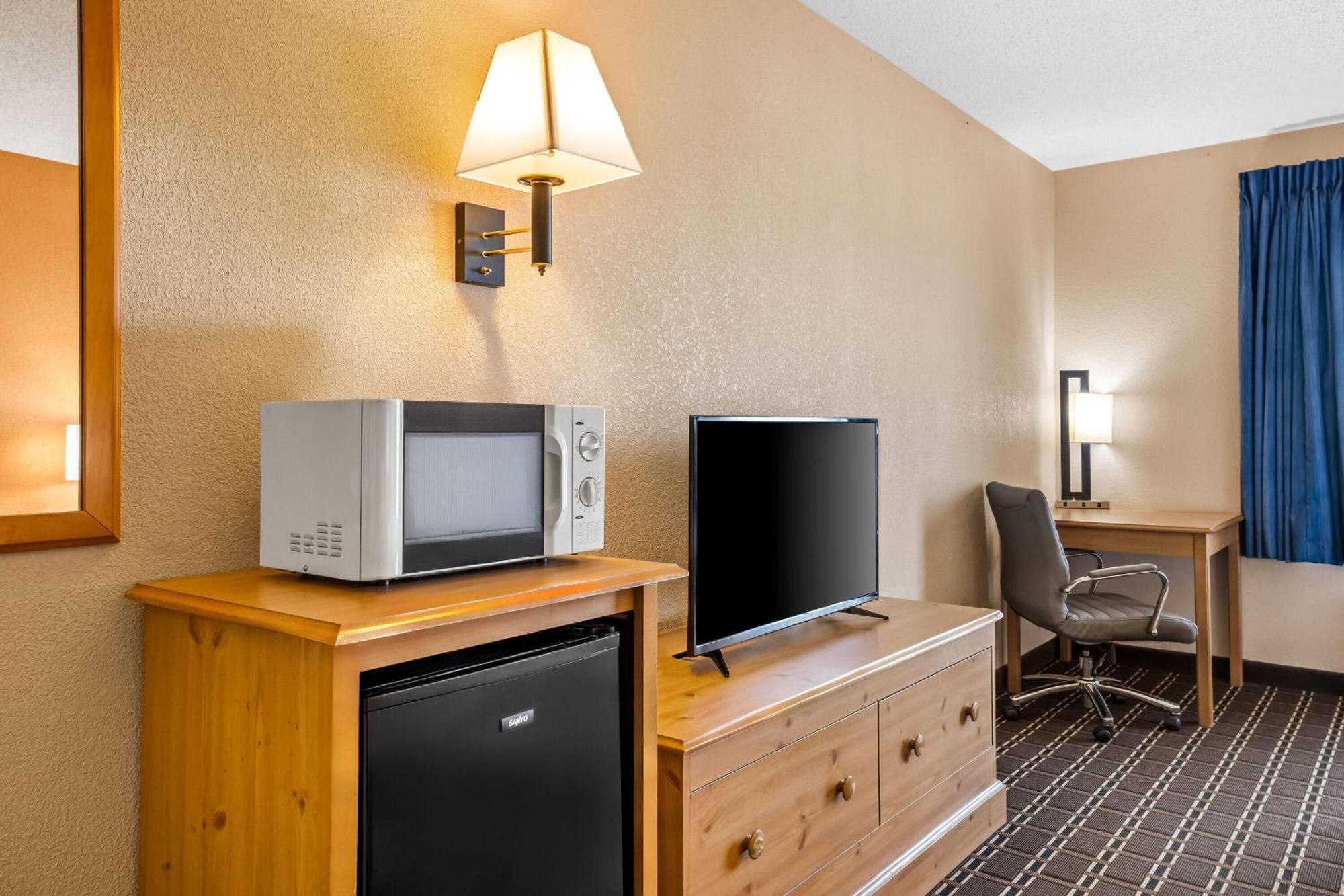 Days Inn By Wyndham Black River Falls - Access To Atv Trail Екстер'єр фото