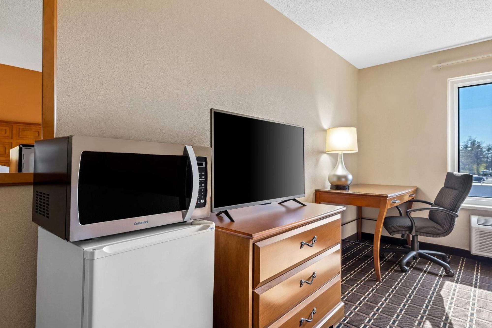 Days Inn By Wyndham Black River Falls - Access To Atv Trail Екстер'єр фото