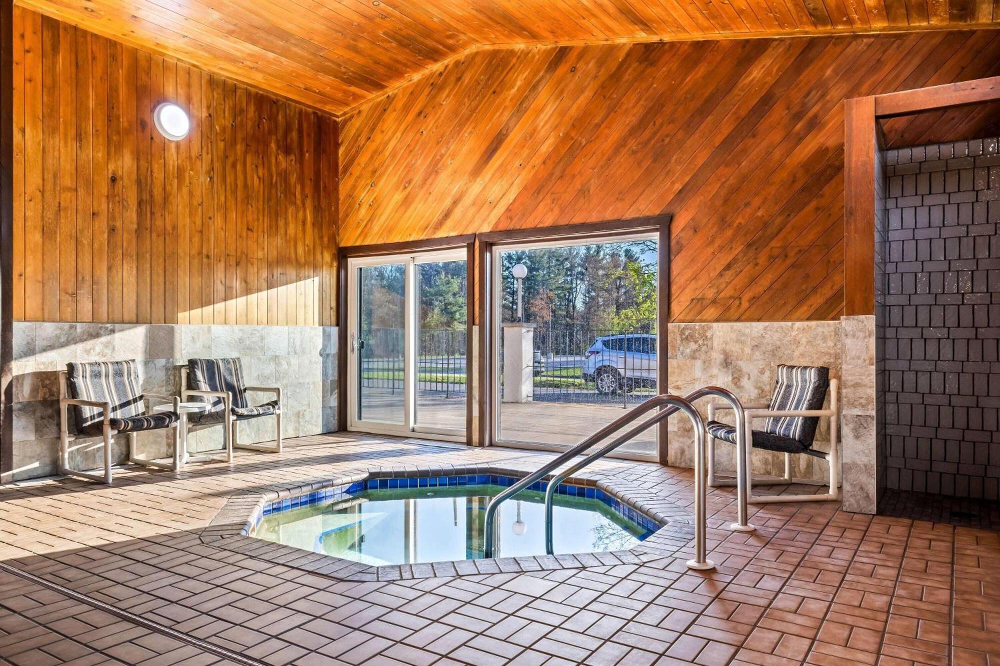 Days Inn By Wyndham Black River Falls - Access To Atv Trail Екстер'єр фото